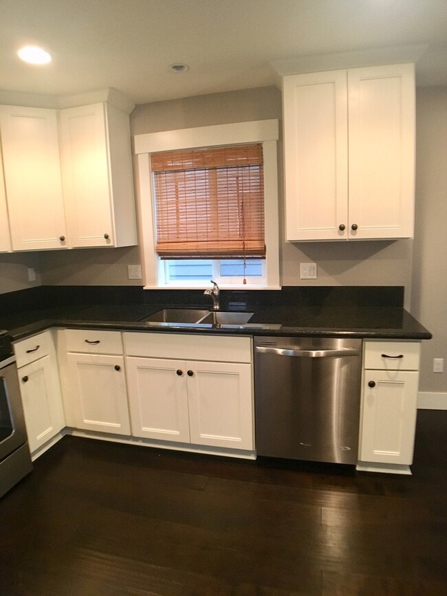 Building Photo - Spacious 3br/3.5ba House with Garage & AC in South Tabor Neighborhood