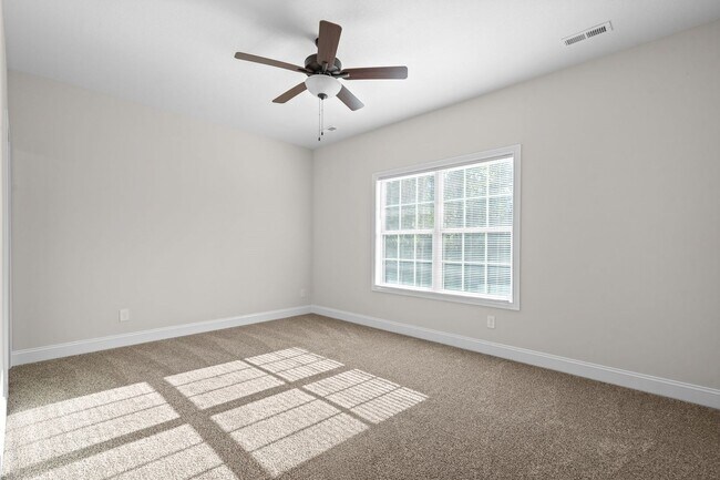 Building Photo - Oak St - 445