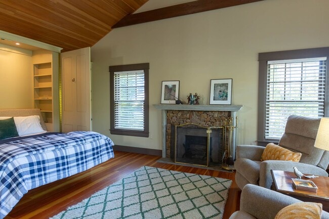 Building Photo - 1 bed, 1 bath River View Cottage in Charle...