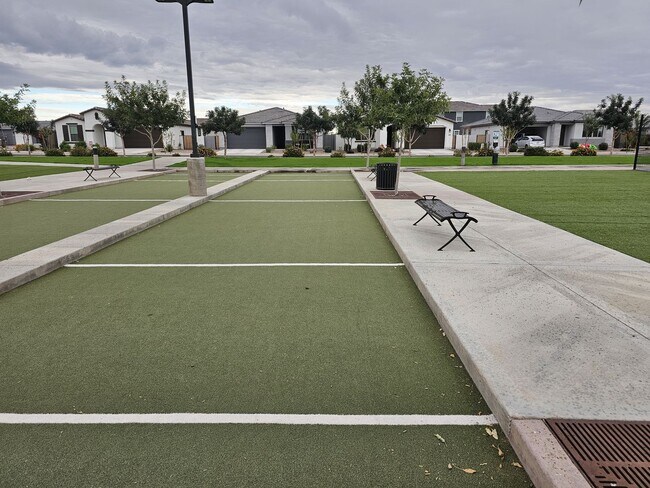 Building Photo - 5 BEDROOM 4 BATH SINGLE FAMILY HOME