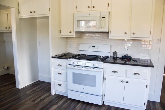 Building Photo - Grand (384-394) South