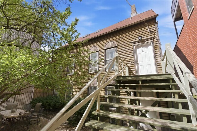 Building Photo - 3144 N Southport Ave