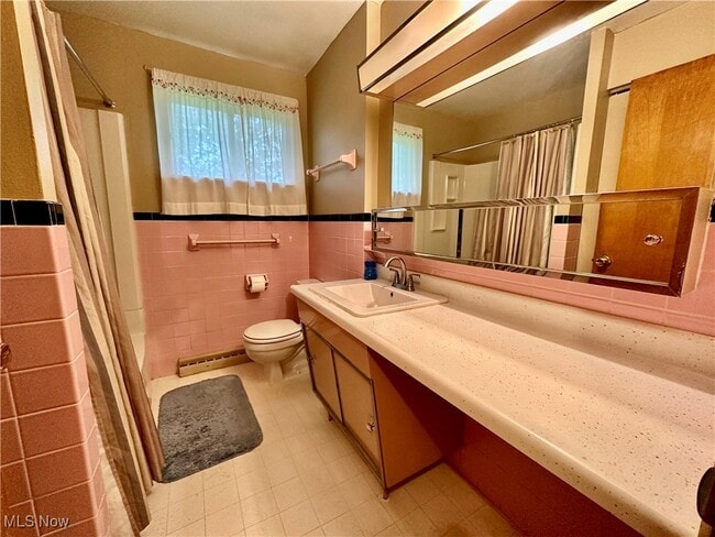 Building Photo - 1370 W Vine St