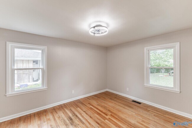 Building Photo - 816 Giles Dr NE