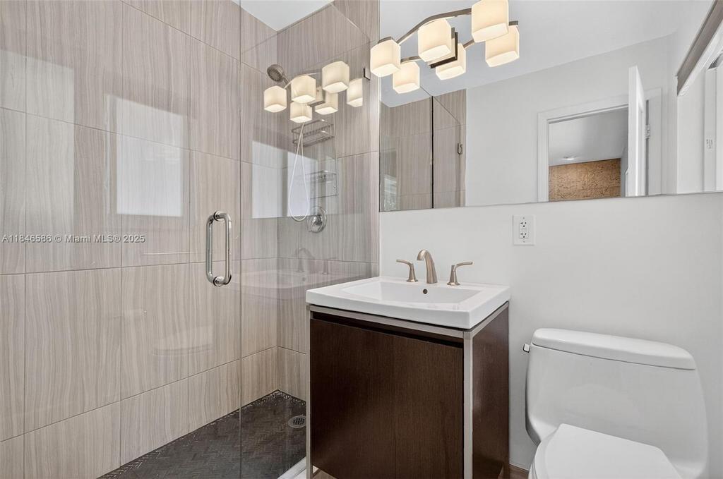 Building Photo - 539 Menendez Ave