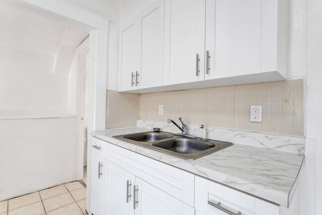 Building Photo - Cute 3bdrm/1bath House ** Section 8 OK ** $1995.00** Move in by December 31st and get 1 month Fre...