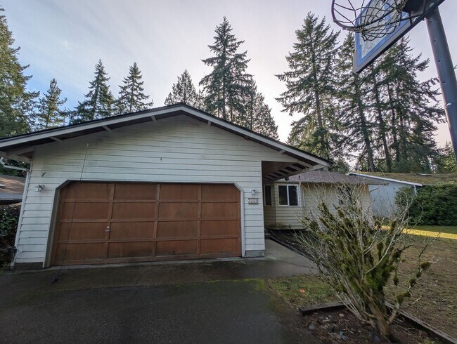 Building Photo - Manchester 3 Bedroom. Available NOW!!