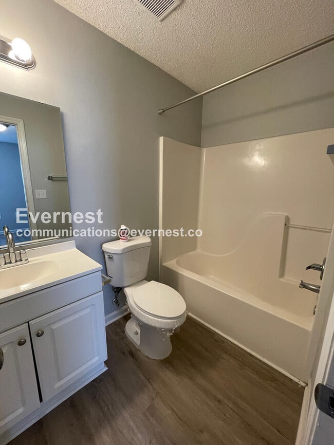 Building Photo - 3 Bed, 2 Bath Home with Off-Street Parking / Pet-Friendly / Vouchers Accepted / Available Now!