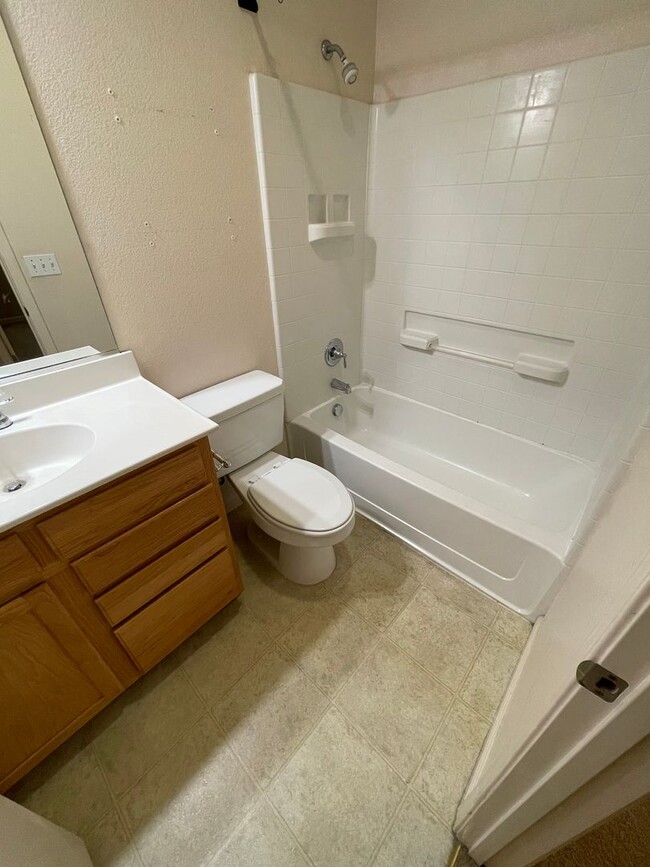 Building Photo - This charming 3/bed 2/bath welcomes you home.