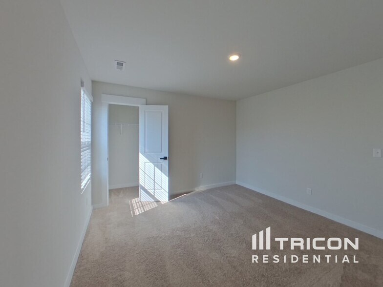 Building Photo - 1228 Crested Iris St