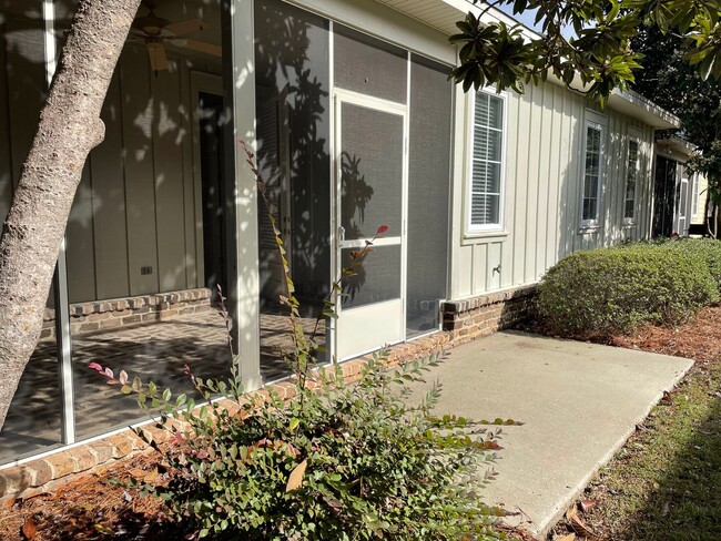 Building Photo - Great 3 Bedroom home - Coming from March 20th