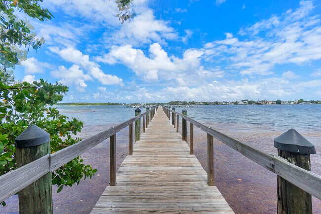 Building Photo - 19 Vía Lago