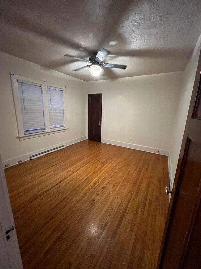 Building Photo - 3 bedroom home available in Rockford