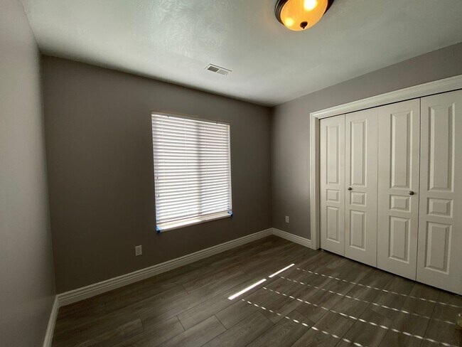 Building Photo - 6 Bedroom/3.5 Bathroom Home In Syracuse!