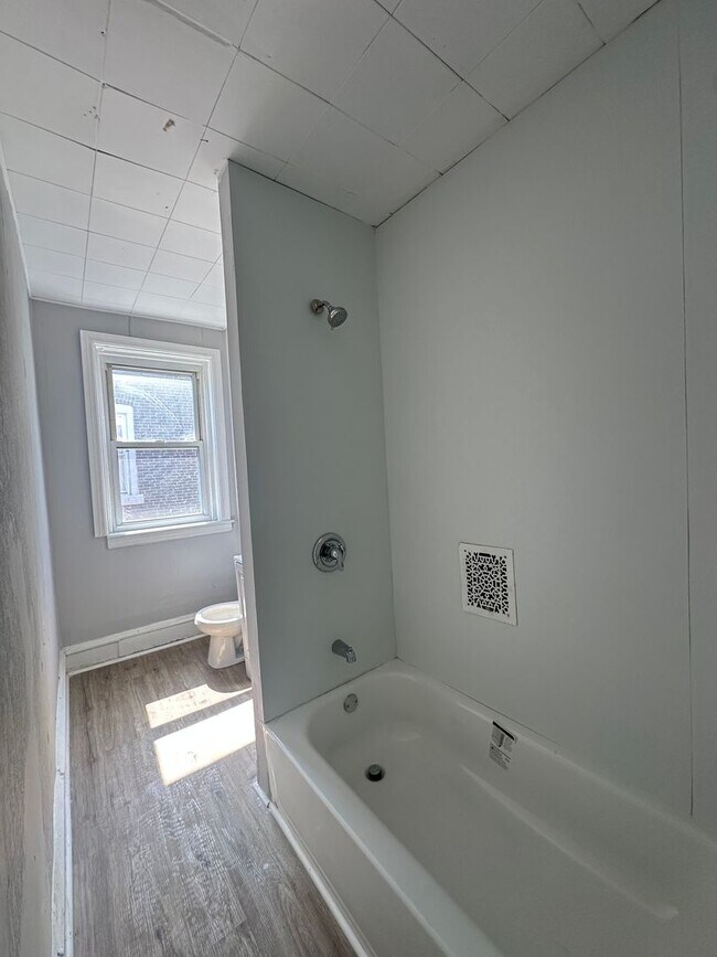 Building Photo - LARGE 4 Bed, 1.5 Bath ready for rent!