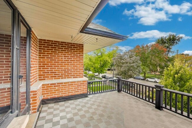 Building Photo - 1601 W Touhy Ave