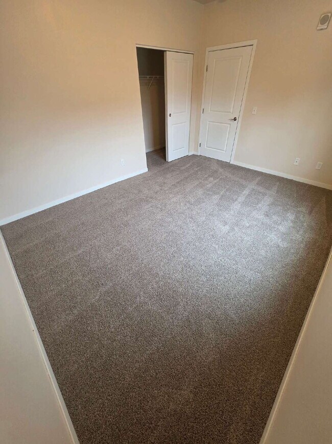 Building Photo - 2 Bedroom | 1 Bathroom 2nd Floor Apartment...