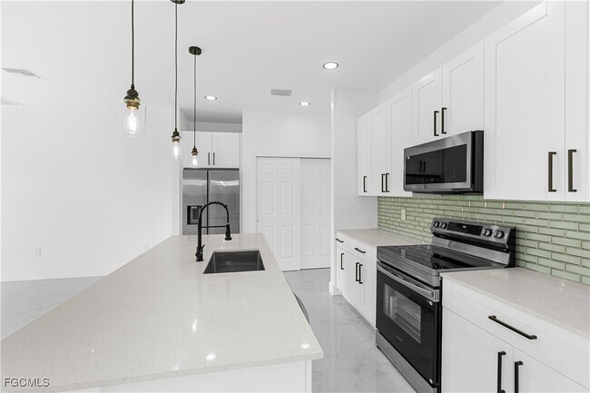 Building Photo - 837 Colyer St E