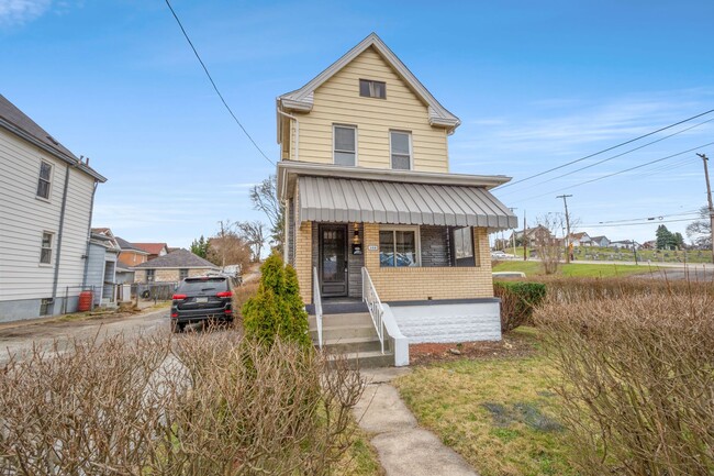 Building Photo - Gorgeous 2 bedroom home in Munhall availab...