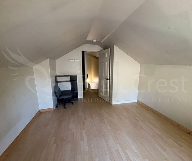 Building Photo - Large 8-Bedroom Home Across from Whitman College – Lawn Care Included