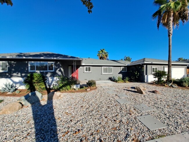 Building Photo - Beautiful 6-Bedroom Home with Pool & Outdo...