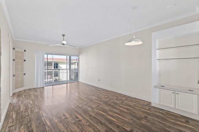 Building Photo - Spacious Riverview 1B/1B Condo