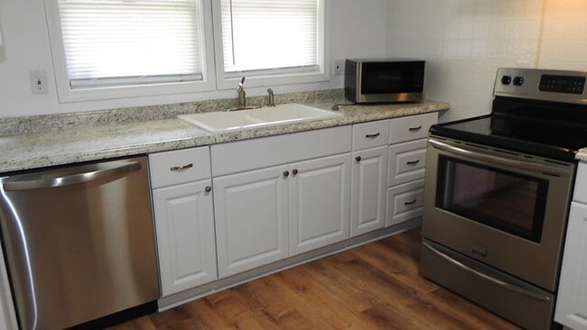 Building Photo - 4 bed 2 bath for Rent in Roeland Park, KS