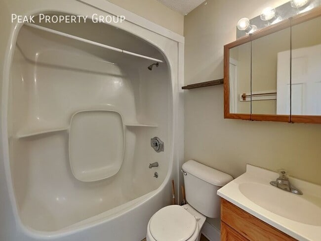 Building Photo - 1393 Indianola Ave