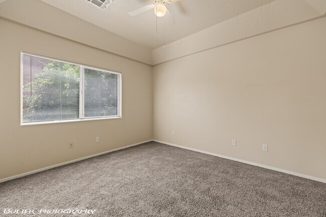 Building Photo - 724 Hardy Way