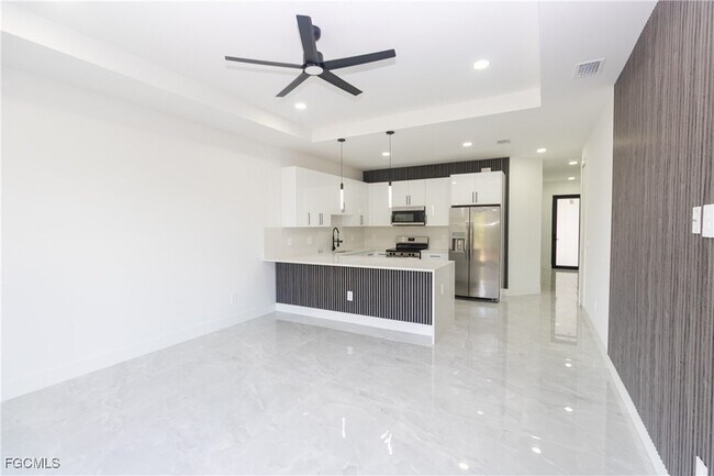 Building Photo - 847 Duplex St E