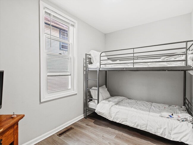 Building Photo - Updated 3 Bed / 1 Bath Duplex — Lower East Side Milwaukee