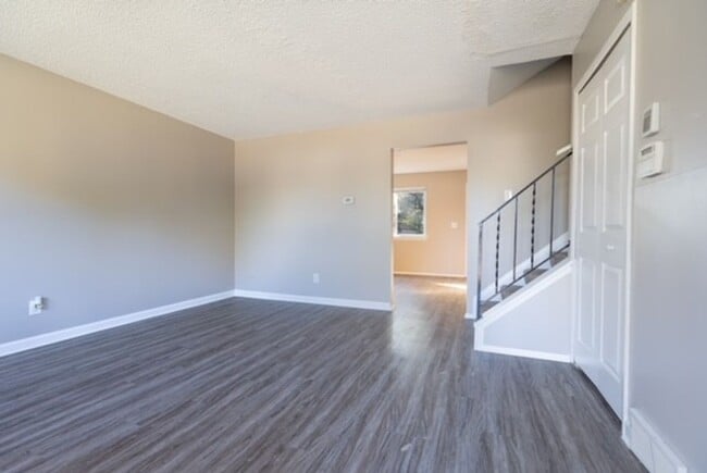 Building Photo - Spacious Split-Level Comfort & Modern Style in Columbus!