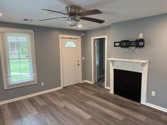 Building Photo - 2 bed 1 Bath Home