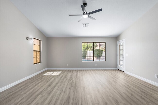 Building Photo - Gorgeous Everything you Need 4Bedroom plus Den Chandler Home!