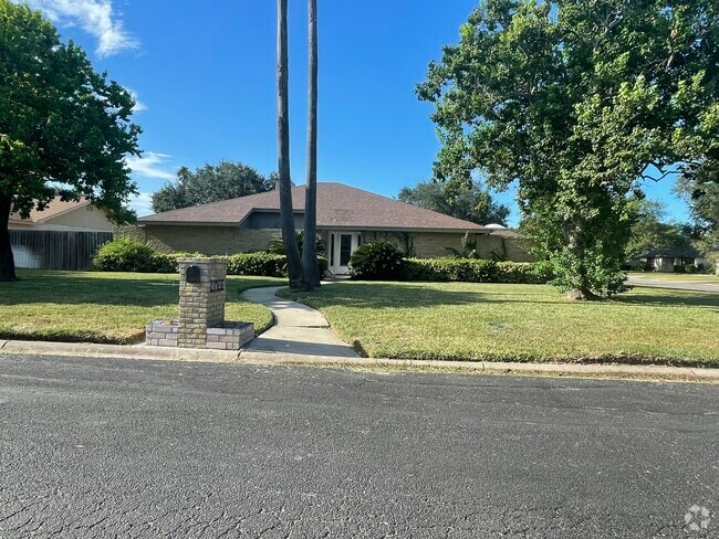 Building Photo - 5100 El Jardin Cir