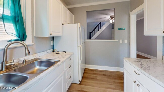 Building Photo - 831 N Oleander Ave