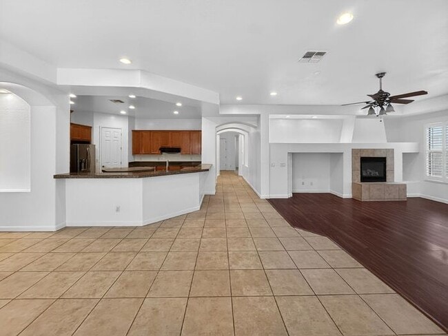 Building Photo - Spacious 3 car garage home at Paseo Trail!