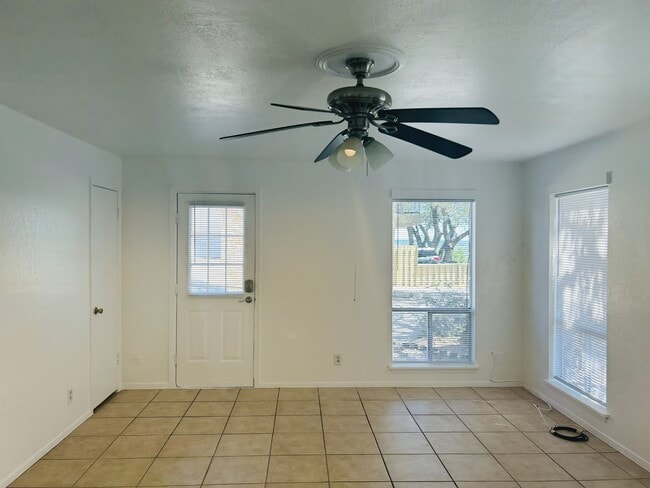 Building Photo - 1008 Clayton Nolen Dr