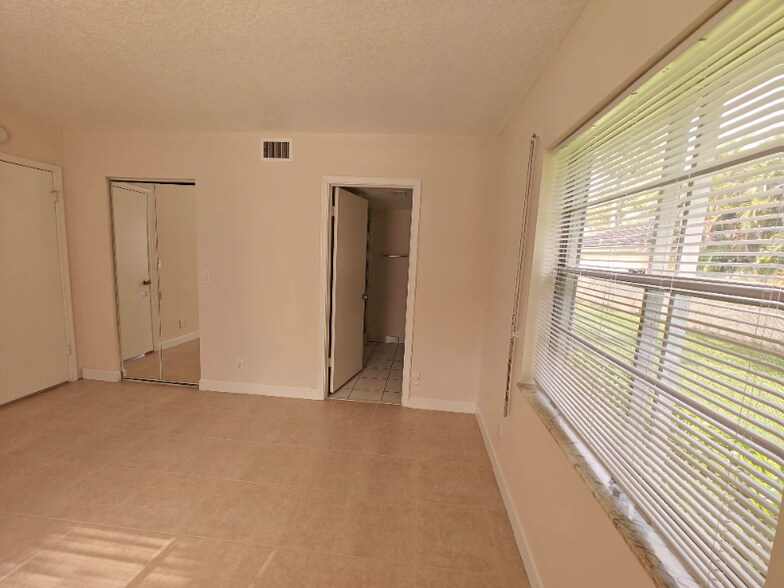 Building Photo - 8750 Royal Palm Blvd