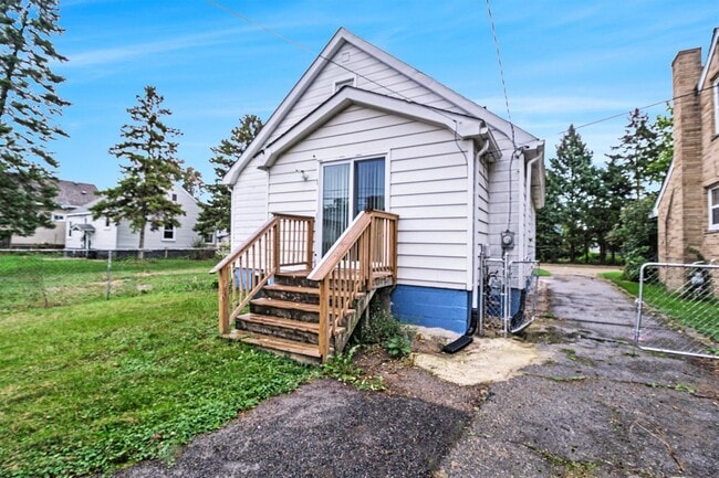 Building Photo - 23739 Cayuga Ave