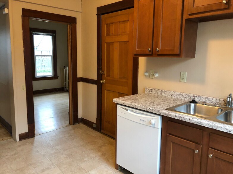 Building Photo - 1107 E Gorham St