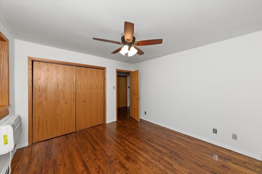 Building Photo - 534 W Belden Ave