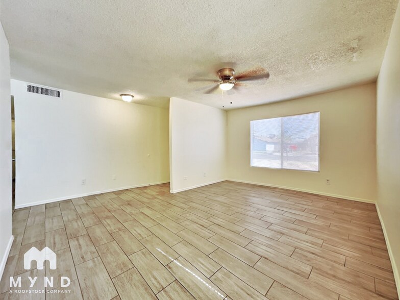 Building Photo - 5643 W Golden Ln