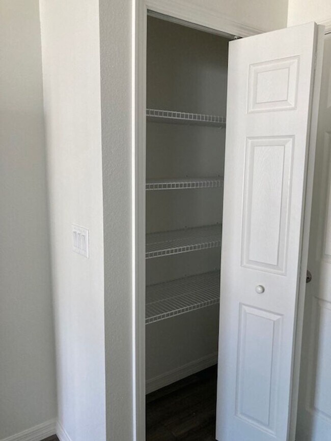 Building Photo - Like new 3/2/2 with screened in porch! Located close to the beach, shopping, parks and so much mo...