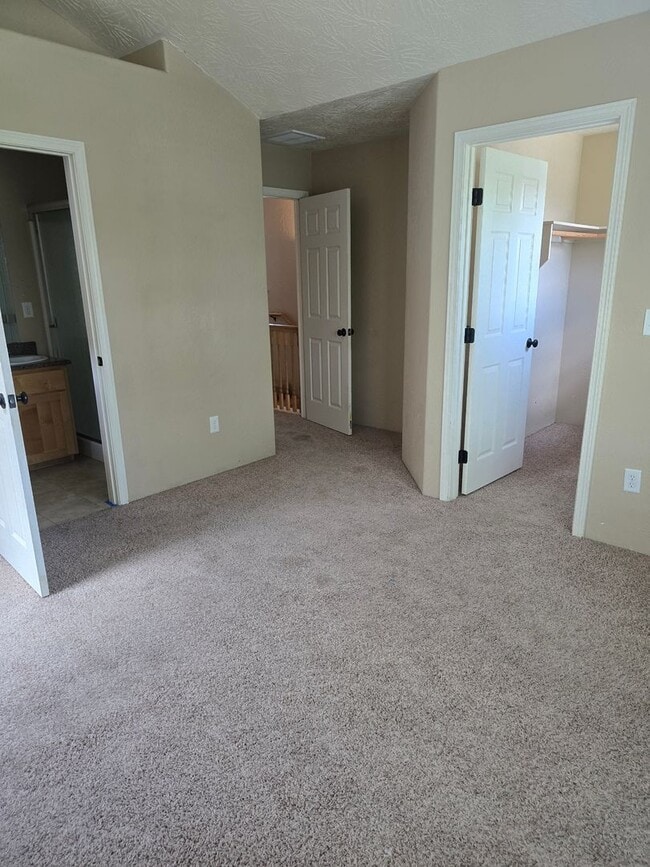 Building Photo - 3 Bedroom 2.5 Bath in Talent