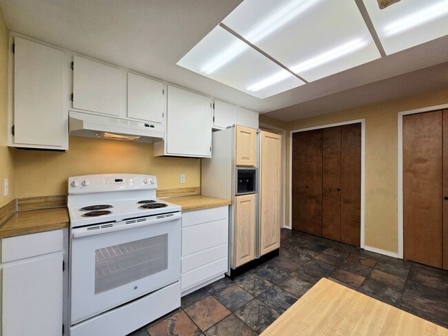 Building Photo - 3-Bedroom Home w/ 2-Car Garage & Fenced-In Backyard!