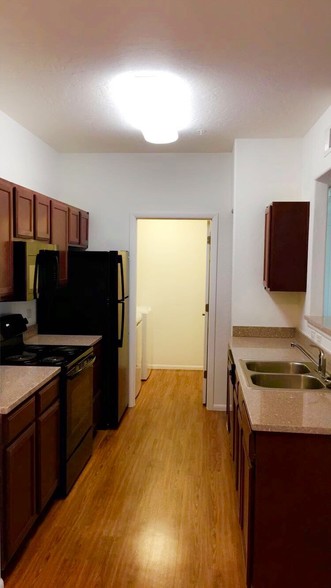 2x1 Kitchen - Spring River Luxury Apartment Homes