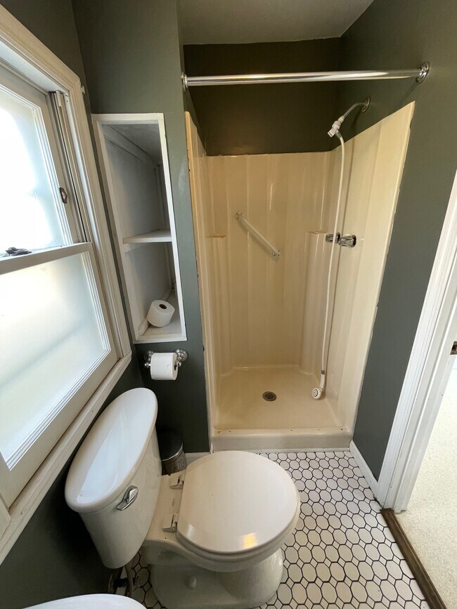 Building Photo - 1947 Emoriland Blvd