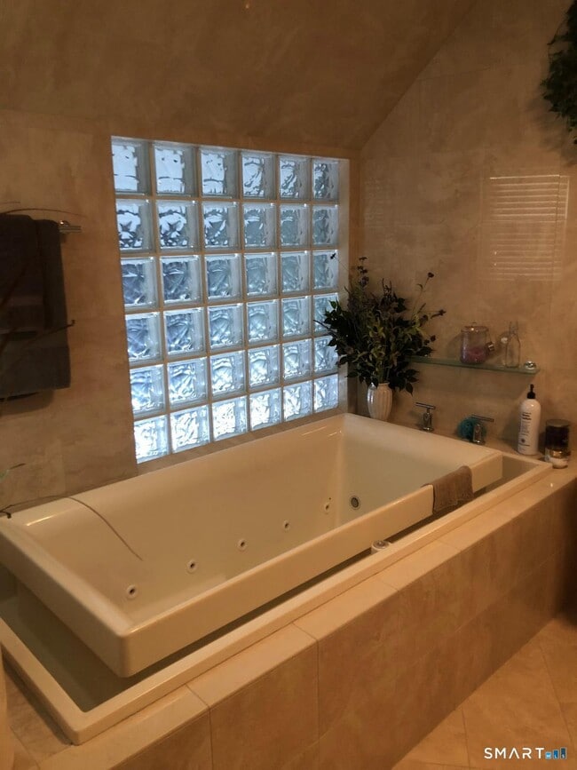 Building Photo - 9 River St