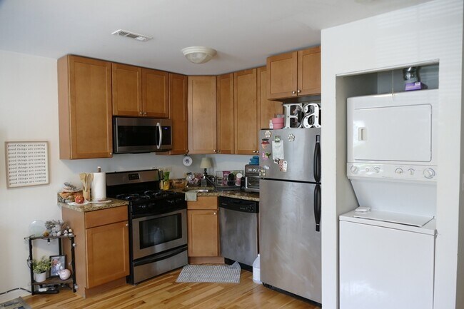 Building Photo - 1338 W Erie St